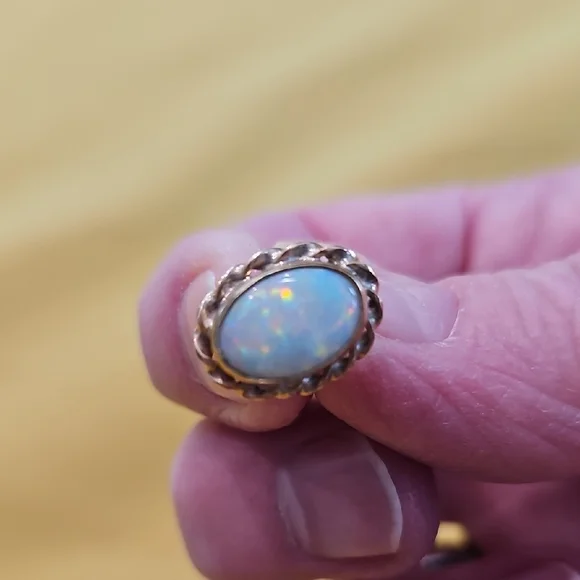Vintage opal stud earrings set in 9 CT gold with a rope or "florette" border. - Picture 6 of 9